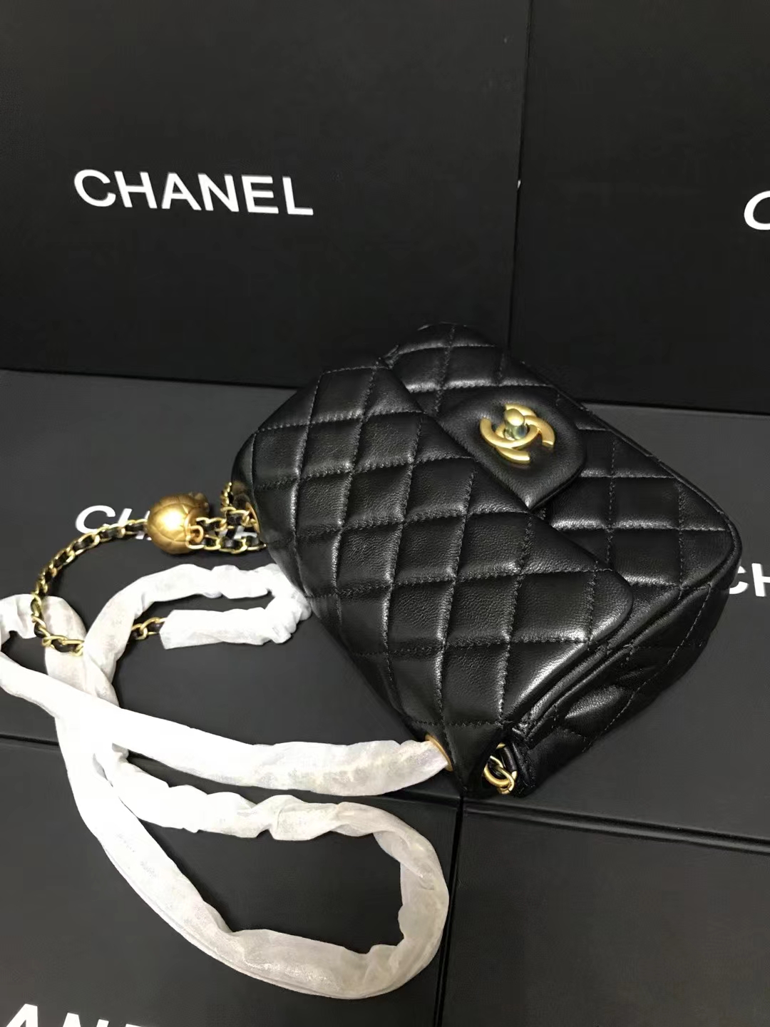 Chanel 升级版cf方胖子型号:AS1786简介: 质量 之作 华丽与气质的前沿 是你意想不到的尊贵