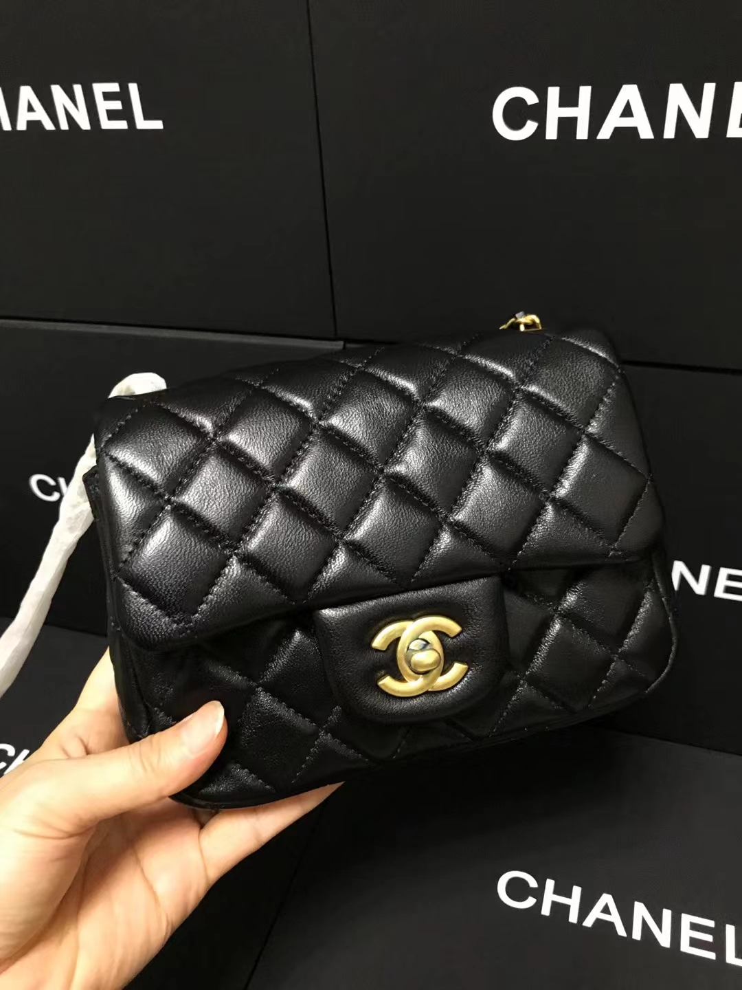 Chanel 升级版cf方胖子型号:AS1786简介: 质量 之作 华丽与气质的前沿 是你意想不到的尊贵