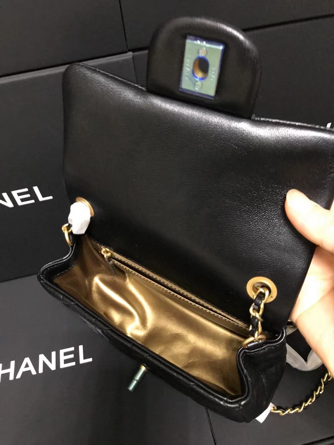 Chanel 升级版cf方胖子型号:AS1786简介: 质量 之作 华丽与气质的前沿 是你意想不到的尊贵