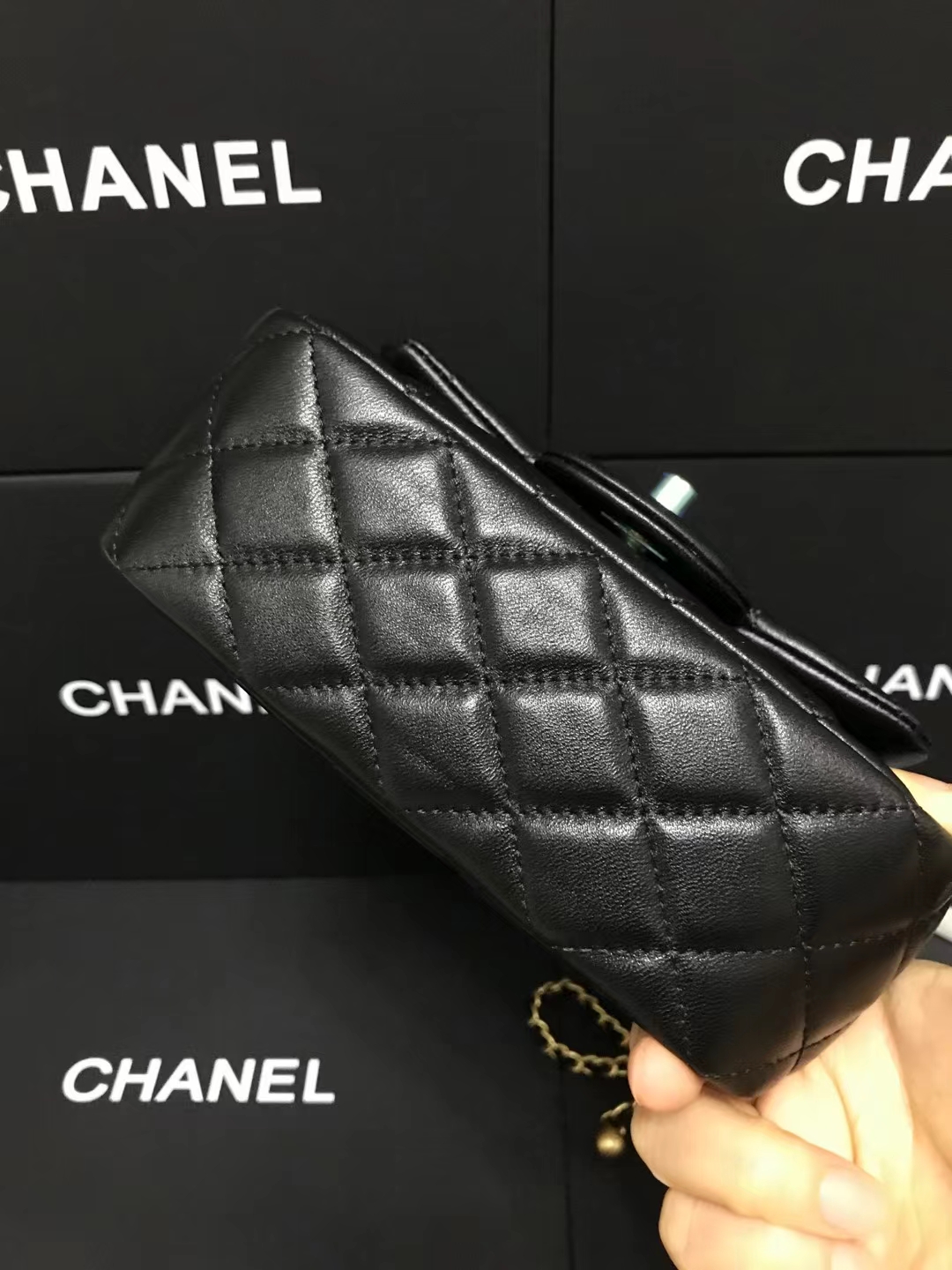 Chanel 升级版cf方胖子型号:AS1786简介: 质量 之作 华丽与气质的前沿 是你意想不到的尊贵