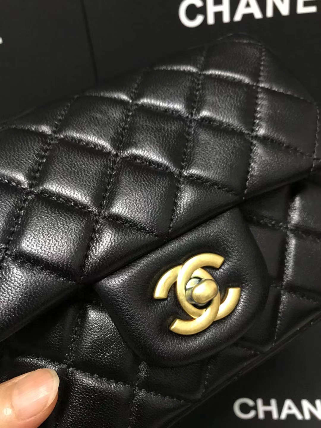 Chanel 升级版cf方胖子型号:AS1786简介: 质量 之作 华丽与气质的前沿 是你意想不到的尊贵