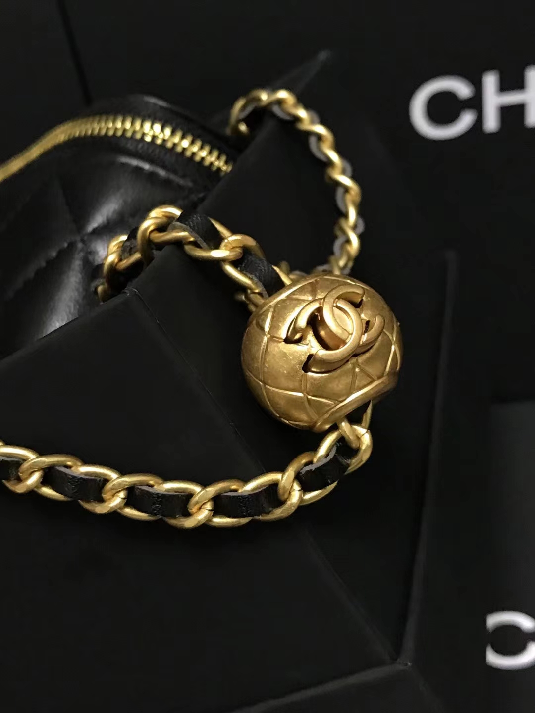 Chanel 升级版方盒子型号:AS2158简介: 质量 之作 华丽与气质的前沿 是你意想不到的尊贵