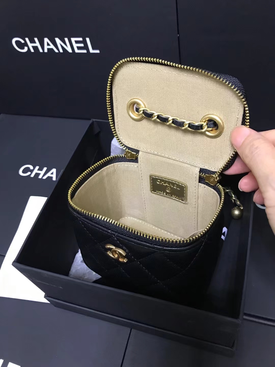Chanel 升级版方盒子型号:AS2158简介: 质量 之作 华丽与气质的前沿 是你意想不到的尊贵