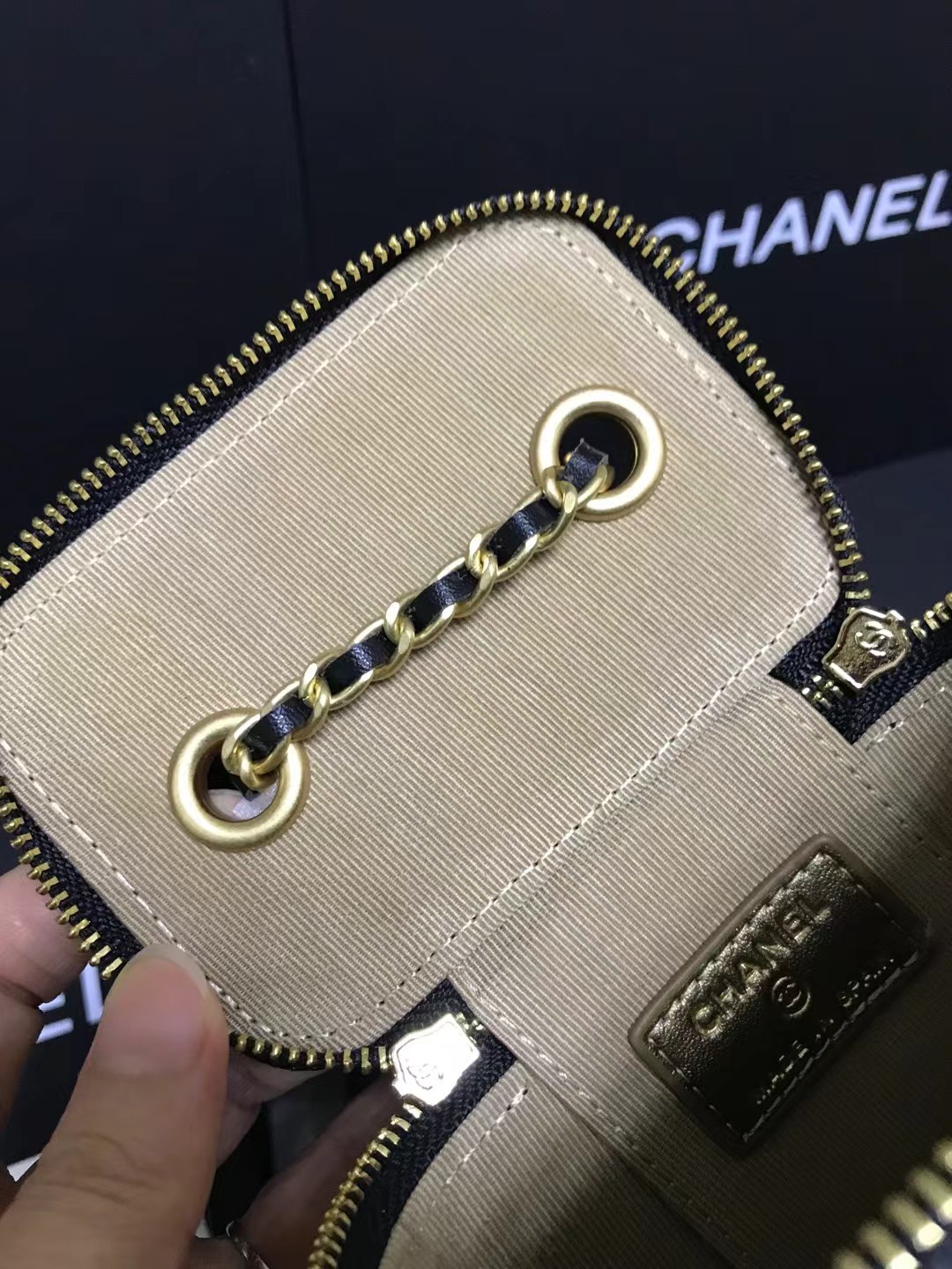 Chanel 升级版方盒子型号:AS2158简介: 质量 之作 华丽与气质的前沿 是你意想不到的尊贵