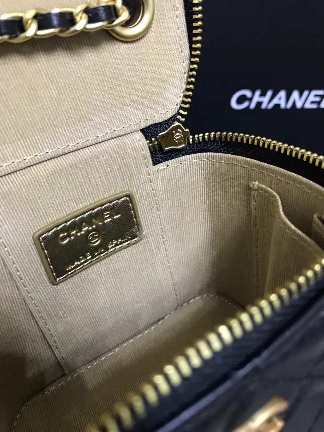 Chanel 升级版方盒子型号:AS2158简介: 质量 之作 华丽与气质的前沿 是你意想不到的尊贵