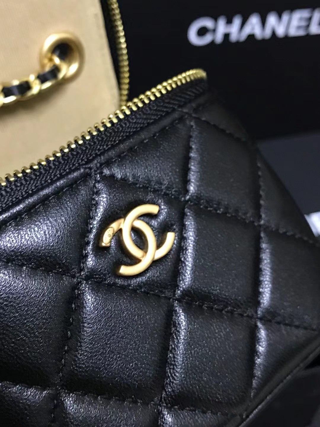 Chanel 升级版方盒子型号:AS2158简介: 质量 之作 华丽与气质的前沿 是你意想不到的尊贵