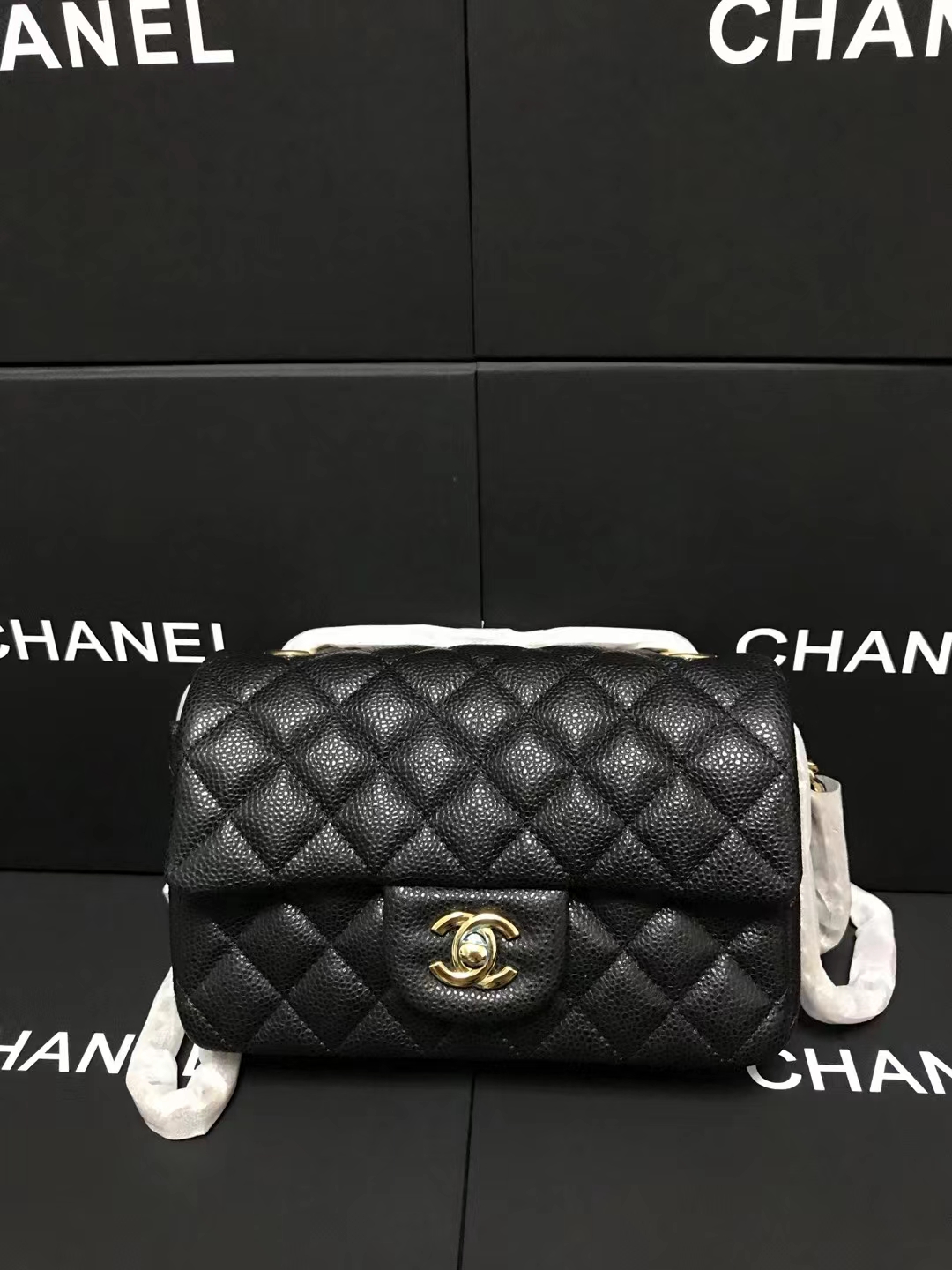 Chanel 升级版cf方胖子型号:AS1116简介: 质量 之作 华丽与气质的前沿 是你意想不到的尊贵