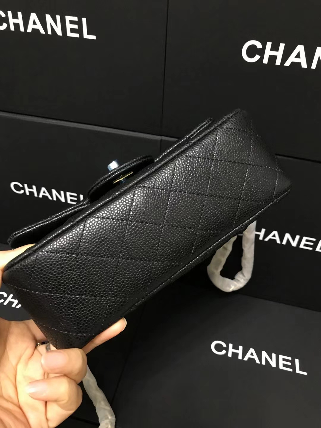 Chanel 升级版cf方胖子型号:AS1116简介: 质量 之作 华丽与气质的前沿 是你意想不到的尊贵