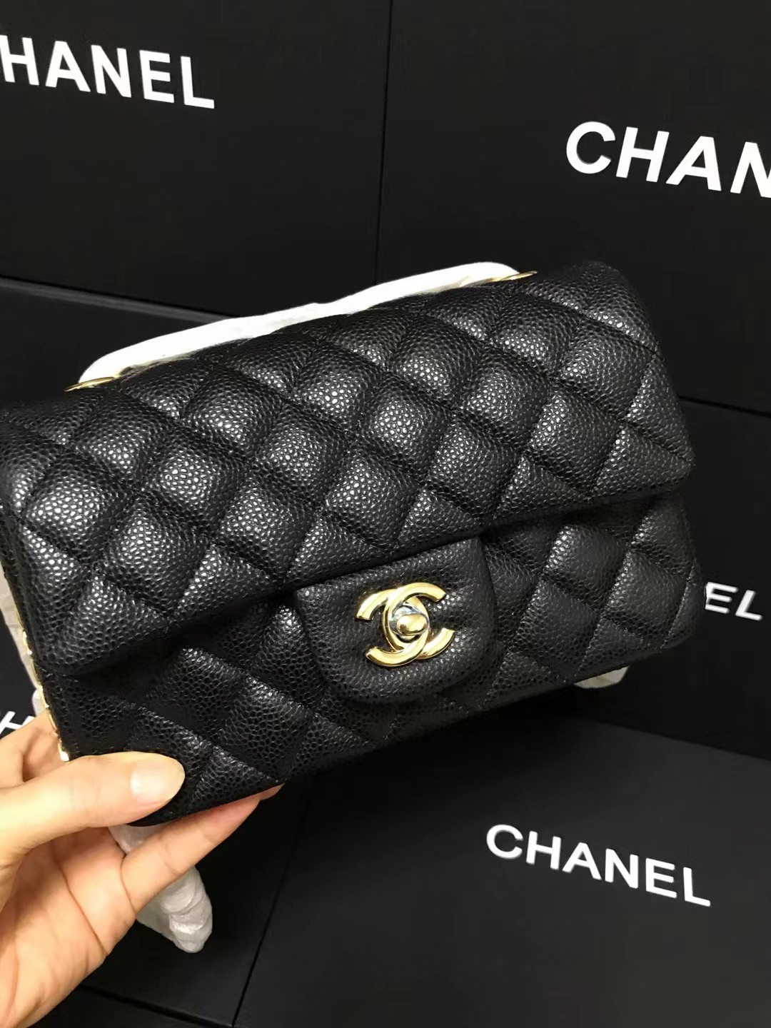 Chanel 升级版cf方胖子型号:AS1116简介: 质量 之作 华丽与气质的前沿 是你意想不到的尊贵