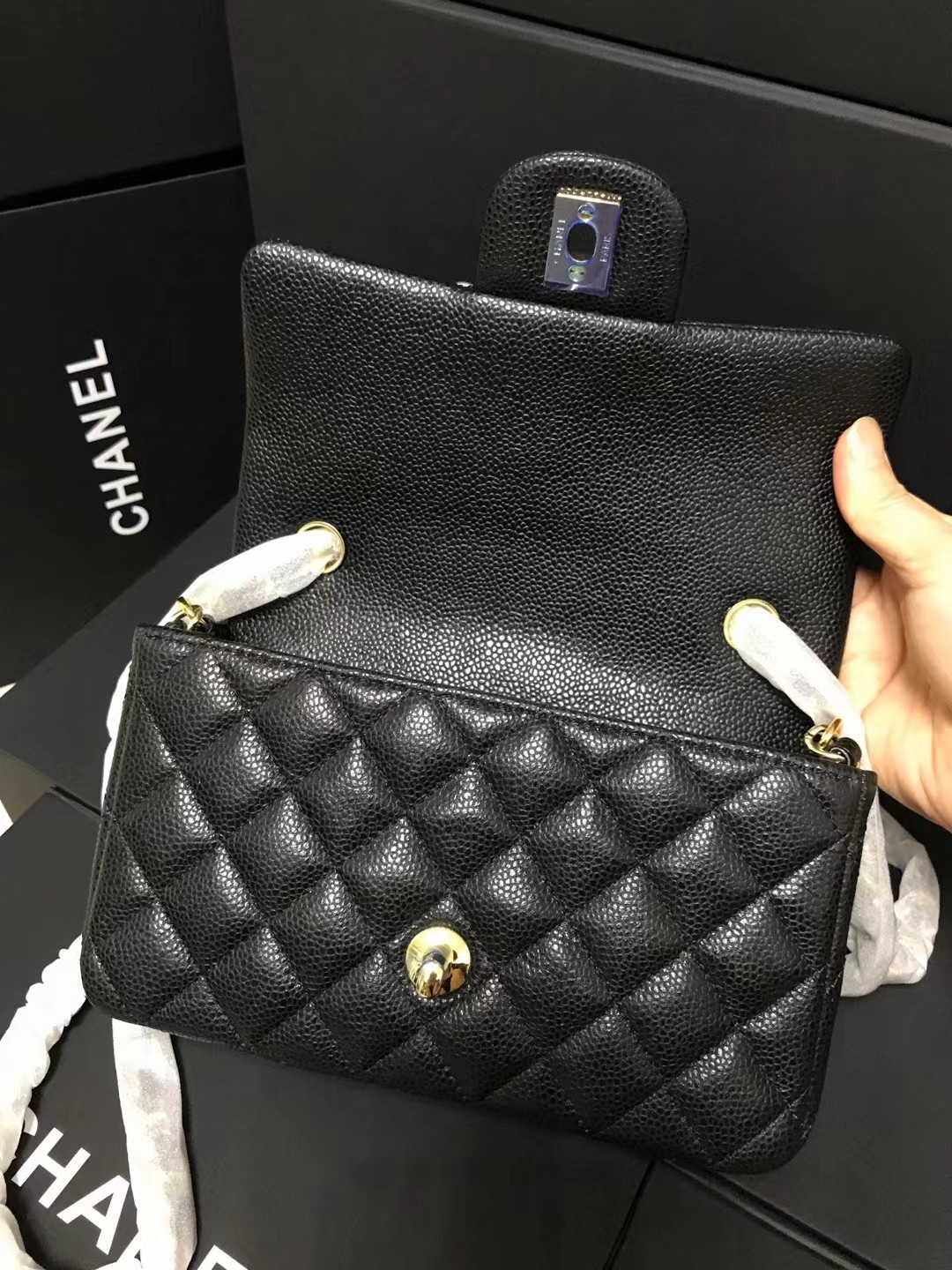 Chanel 升级版cf方胖子型号:AS1116简介: 质量 之作 华丽与气质的前沿 是你意想不到的尊贵