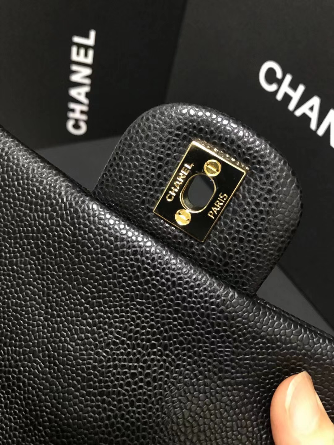 Chanel 升级版cf方胖子型号:AS1116简介: 质量 之作 华丽与气质的前沿 是你意想不到的尊贵