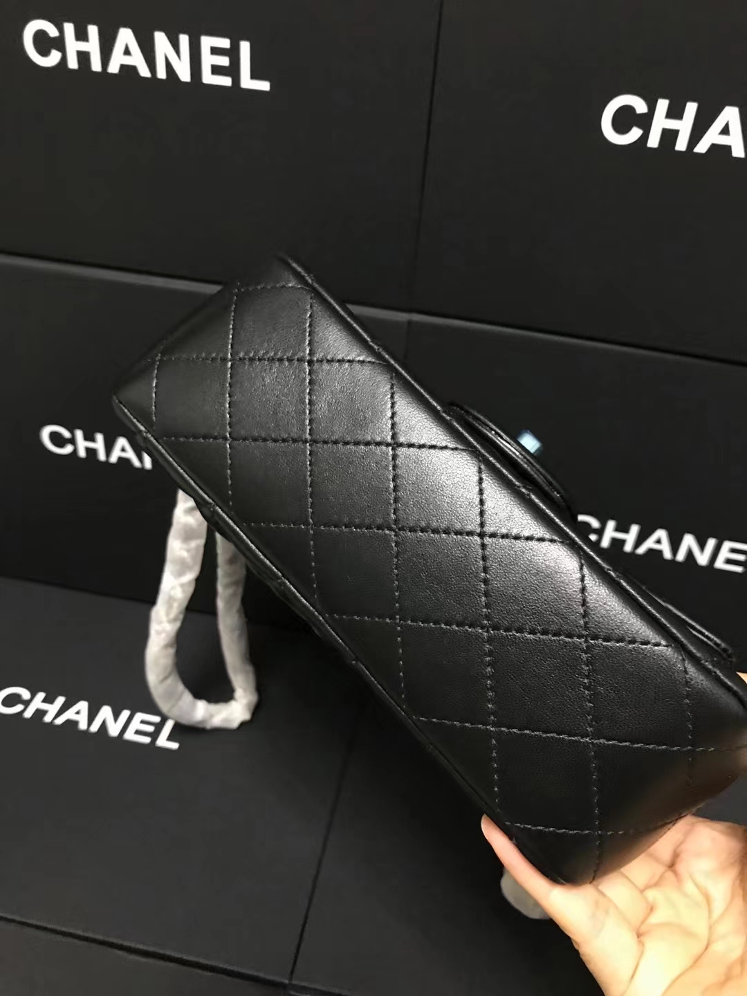 Chanel 升级版cf方胖子型号:AS1116简介: 质量 之作 华丽与气质的前沿 是你意想不到的尊贵