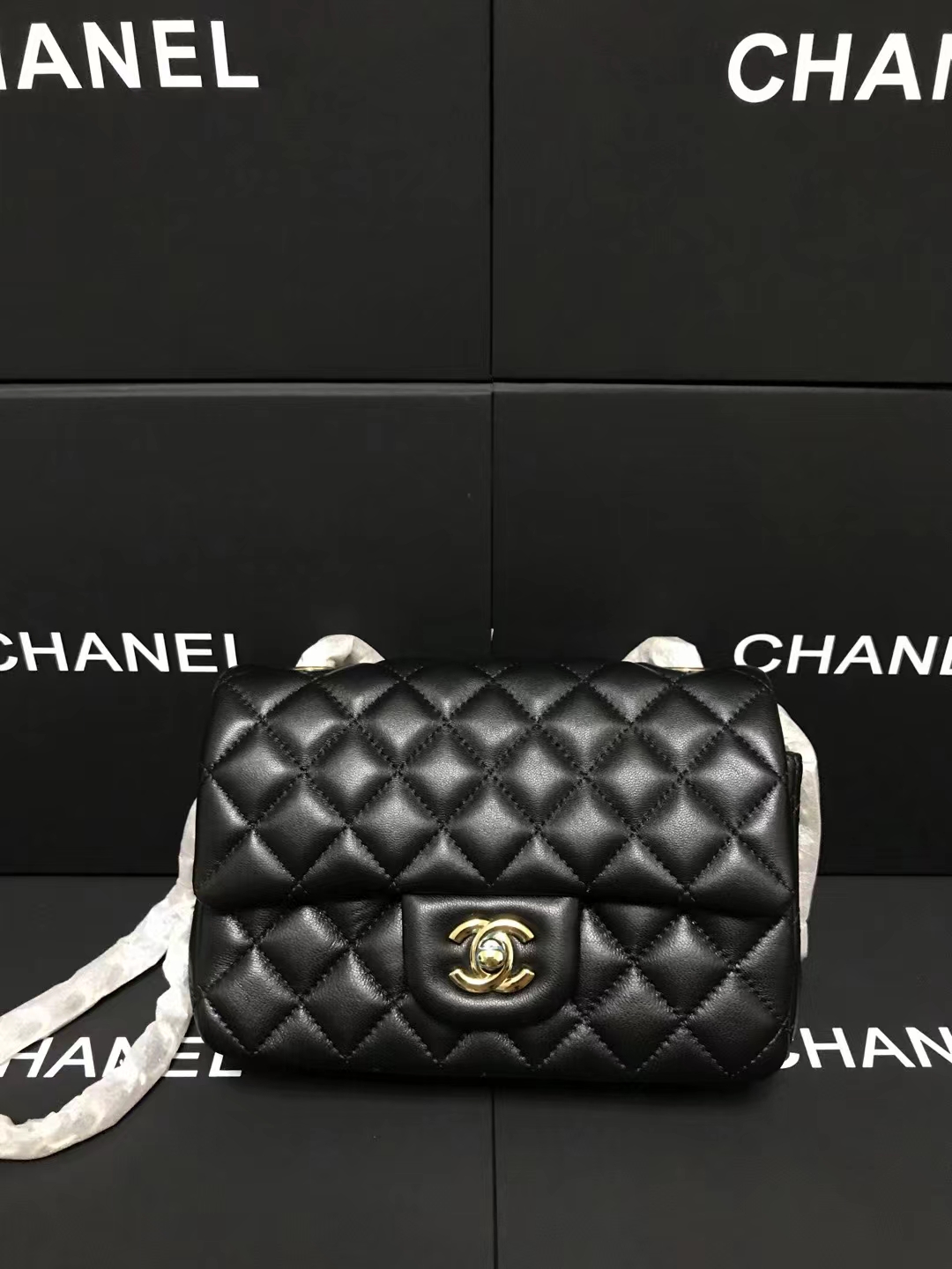 Chanel 升级版cf方胖子型号:AS1116简介: 质量 之作 华丽与气质的前沿 是你意想不到的尊贵
