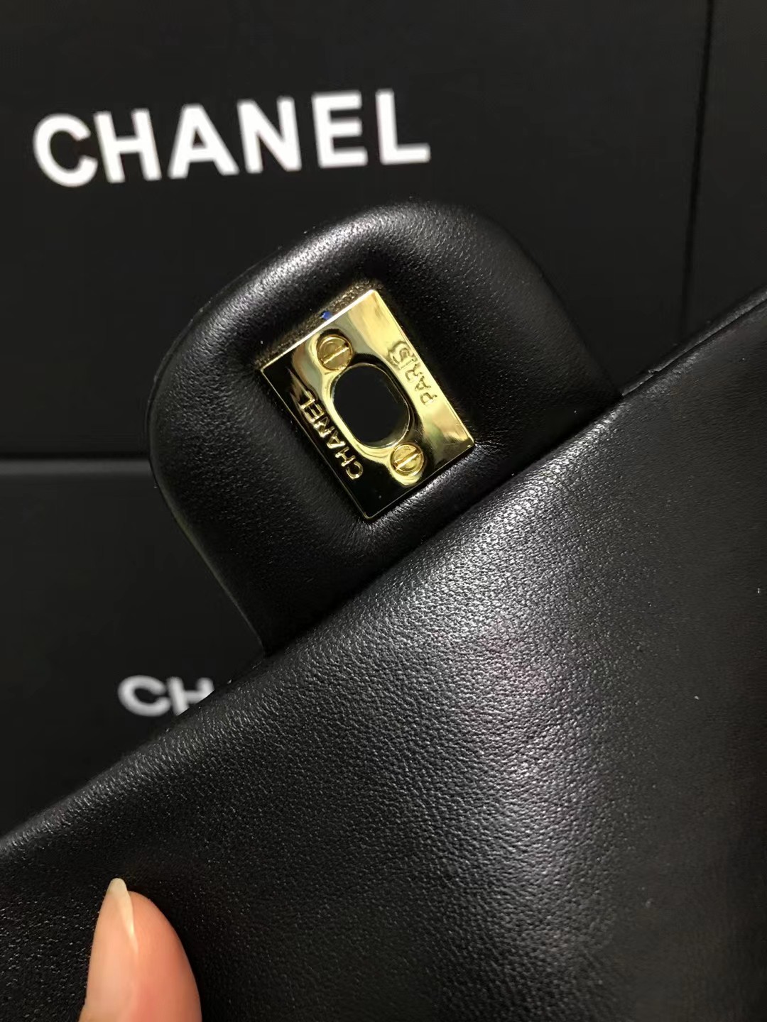 Chanel 升级版cf方胖子型号:AS1116简介: 质量 之作 华丽与气质的前沿 是你意想不到的尊贵
