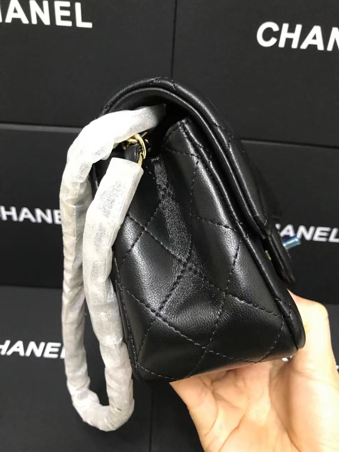 Chanel 升级版cf方胖子型号:AS1116简介: 质量 之作 华丽与气质的前沿 是你意想不到的尊贵