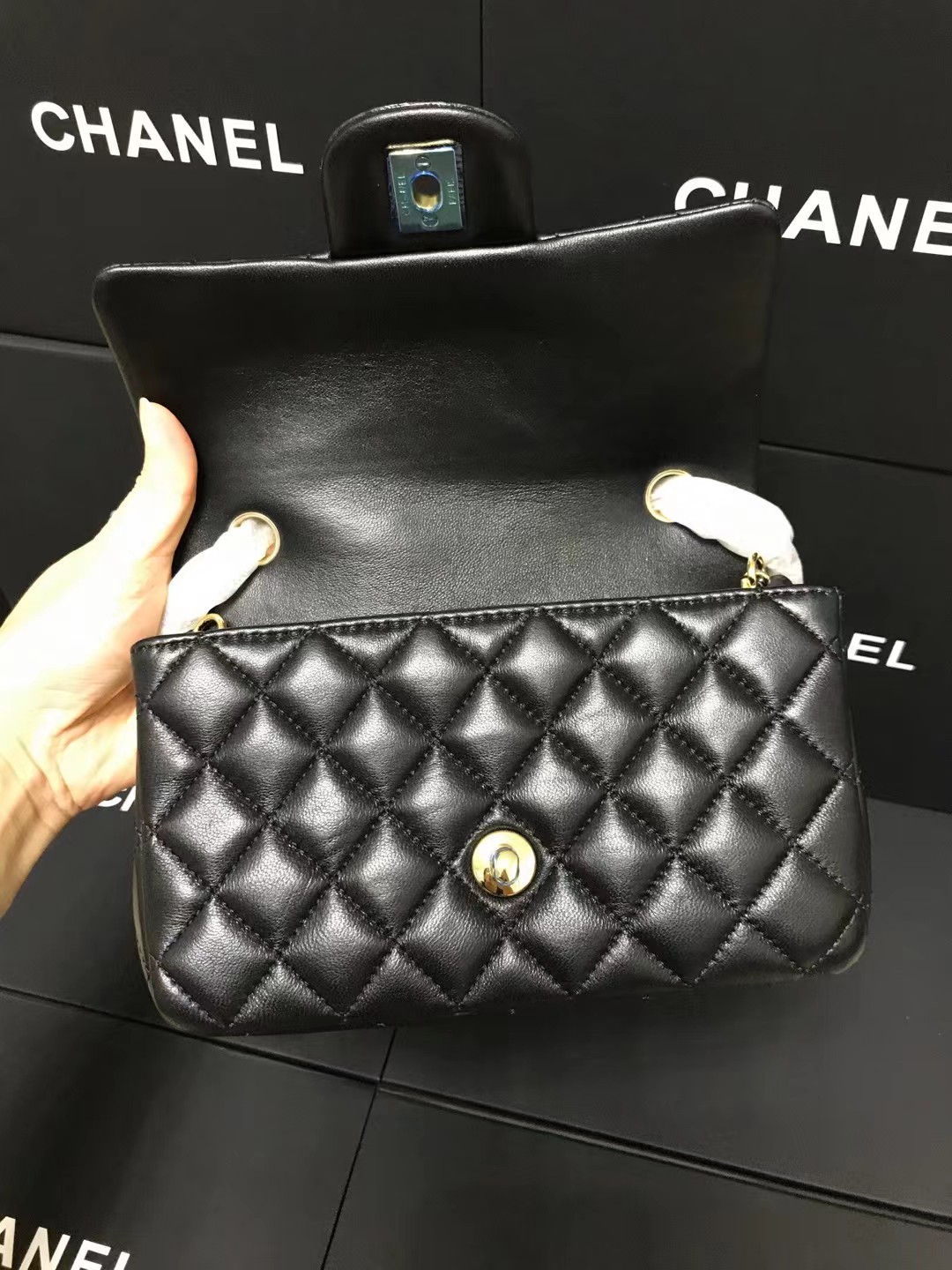 Chanel 升级版cf方胖子型号:AS1116简介: 质量 之作 华丽与气质的前沿 是你意想不到的尊贵