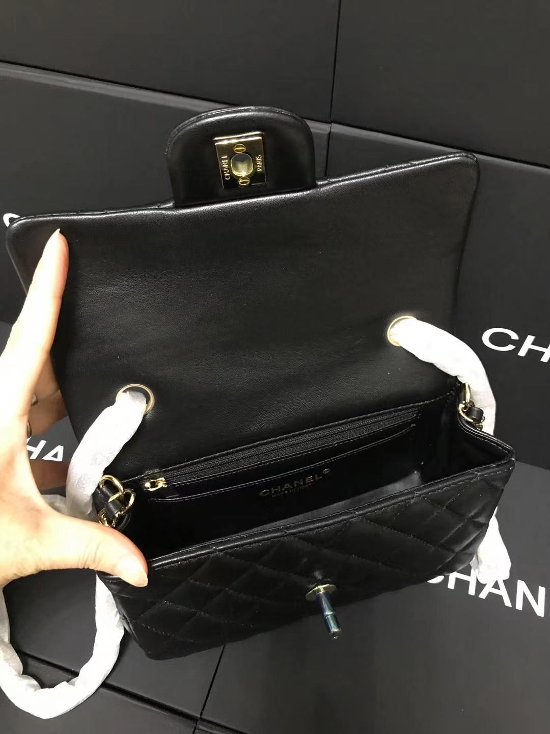 Chanel 升级版cf方胖子型号:AS1116简介: 质量 之作 华丽与气质的前沿 是你意想不到的尊贵