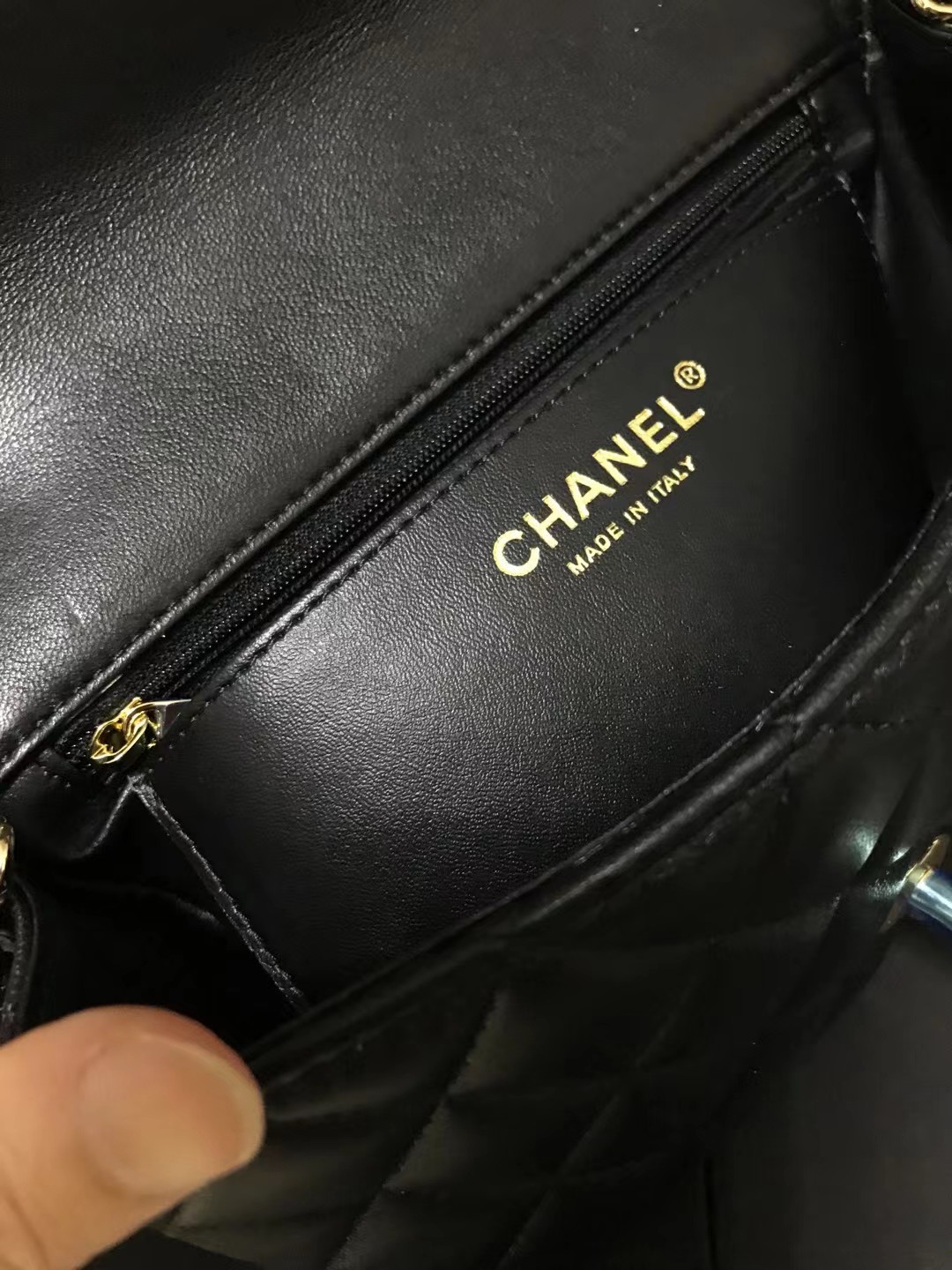 Chanel 升级版cf方胖子型号:AS1116简介: 质量 之作 华丽与气质的前沿 是你意想不到的尊贵
