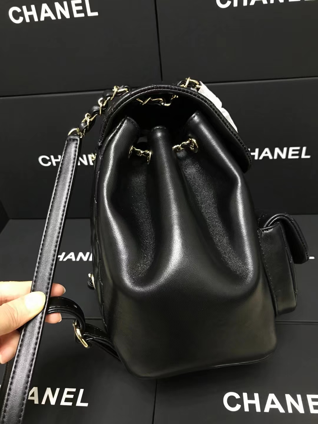 Chanel 升级版背包型号:AS6167简介: 质量 之作 华丽与气质的前沿 是你意想不到的尊贵