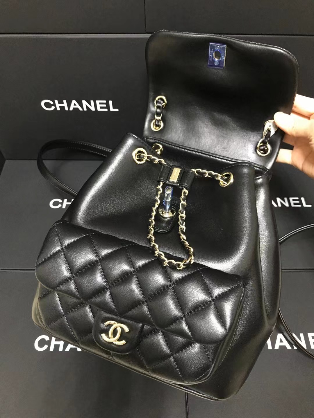 Chanel 升级版背包型号:AS6167简介: 质量 之作 华丽与气质的前沿 是你意想不到的尊贵