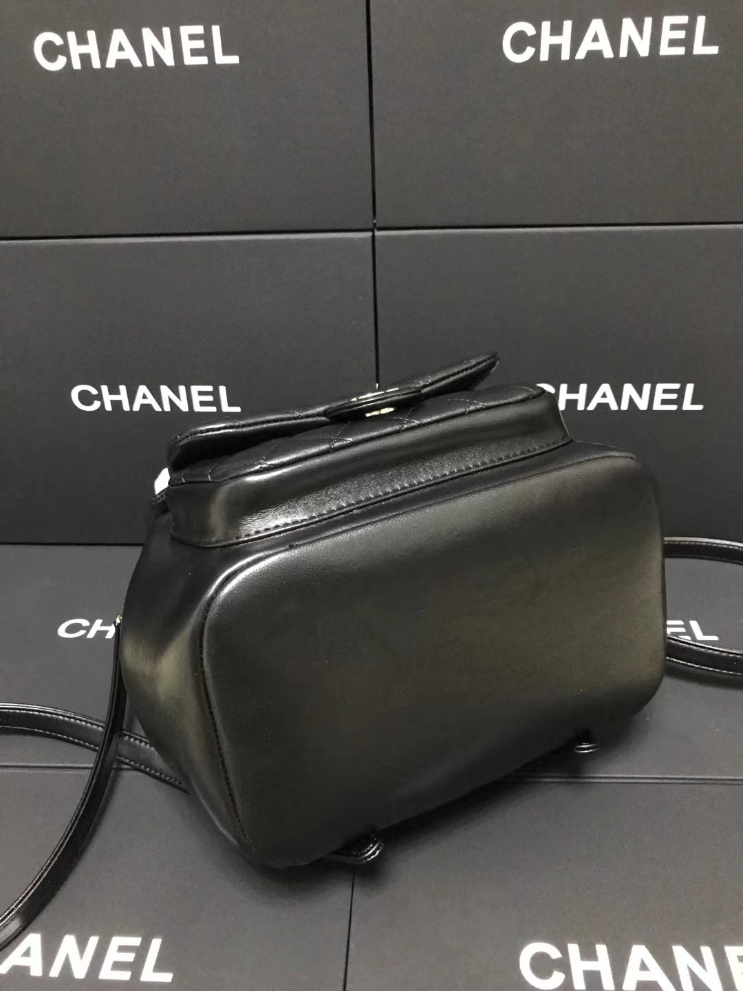 Chanel 升级版背包型号:AS6167简介: 质量 之作 华丽与气质的前沿 是你意想不到的尊贵