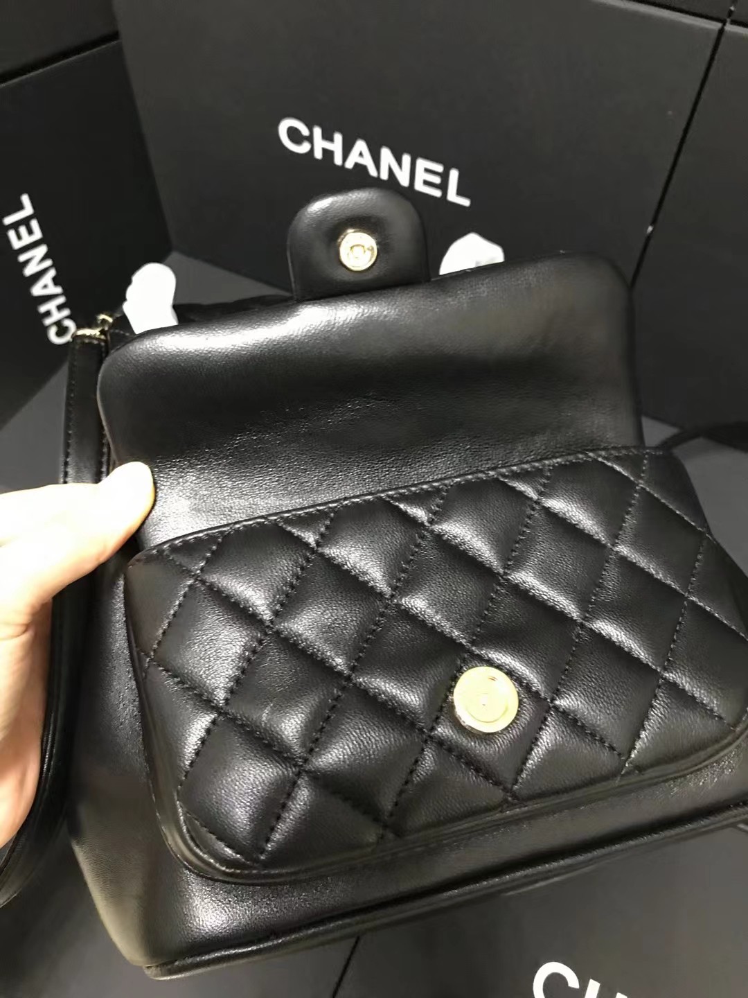 Chanel 升级版背包型号:AS6167简介: 质量 之作 华丽与气质的前沿 是你意想不到的尊贵