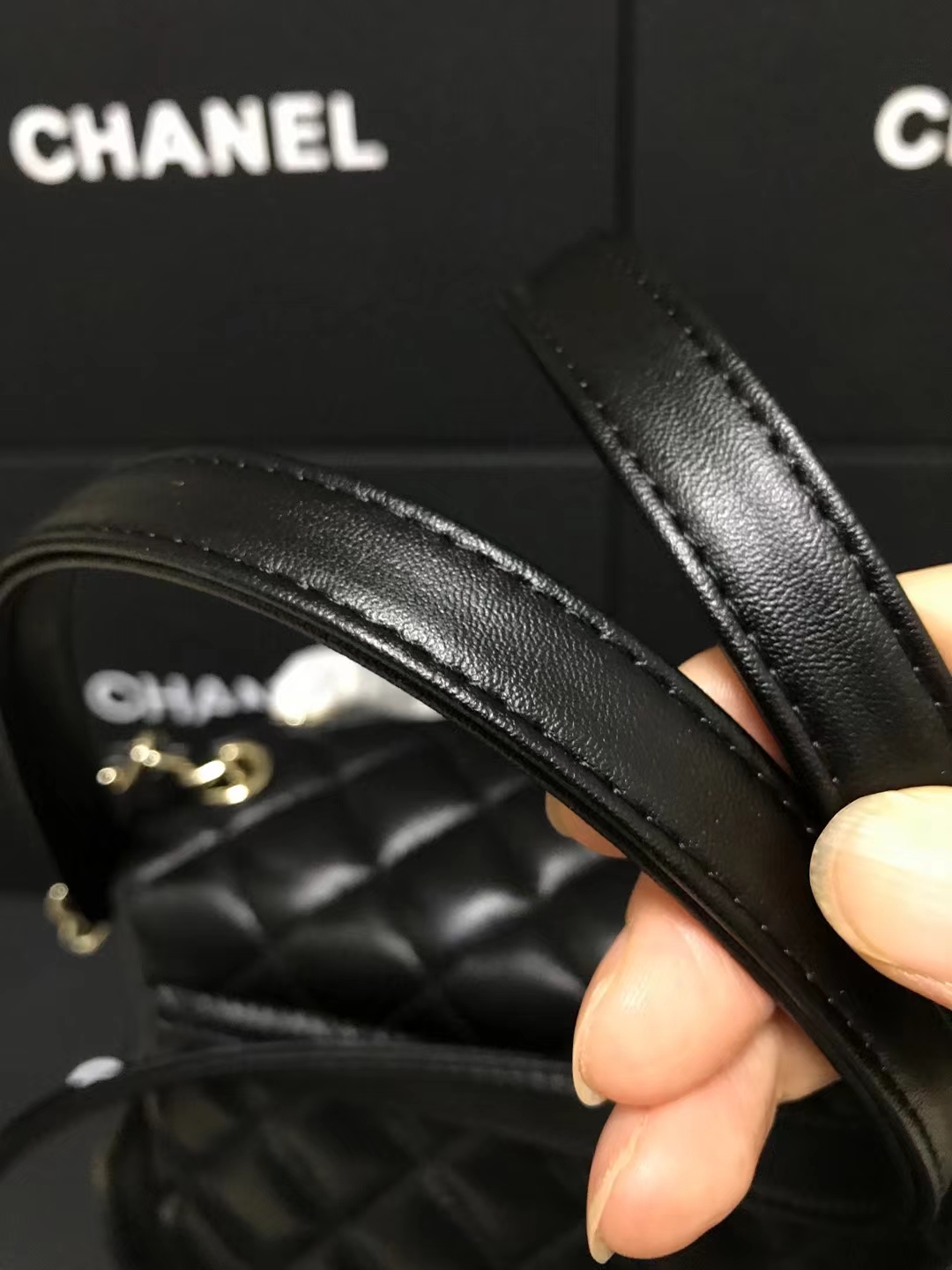 Chanel 升级版背包型号:AS6167简介: 质量 之作 华丽与气质的前沿 是你意想不到的尊贵