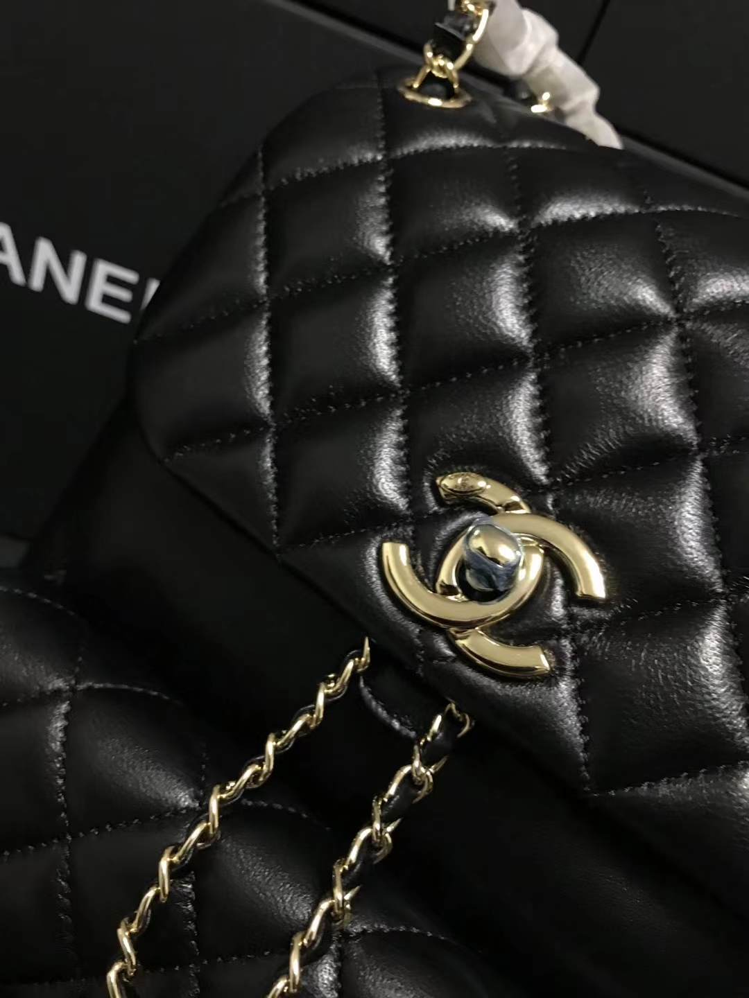 Chanel 升级版背包型号:AS6167简介: 质量 之作 华丽与气质的前沿 是你意想不到的尊贵