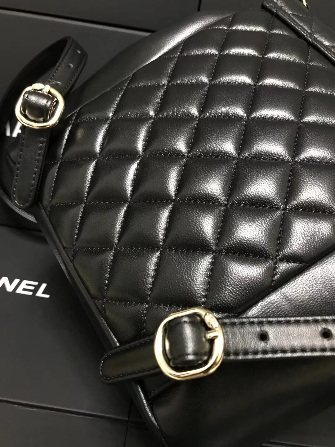 Chanel 升级版背包型号:AS6167简介: 质量 之作 华丽与气质的前沿 是你意想不到的尊贵