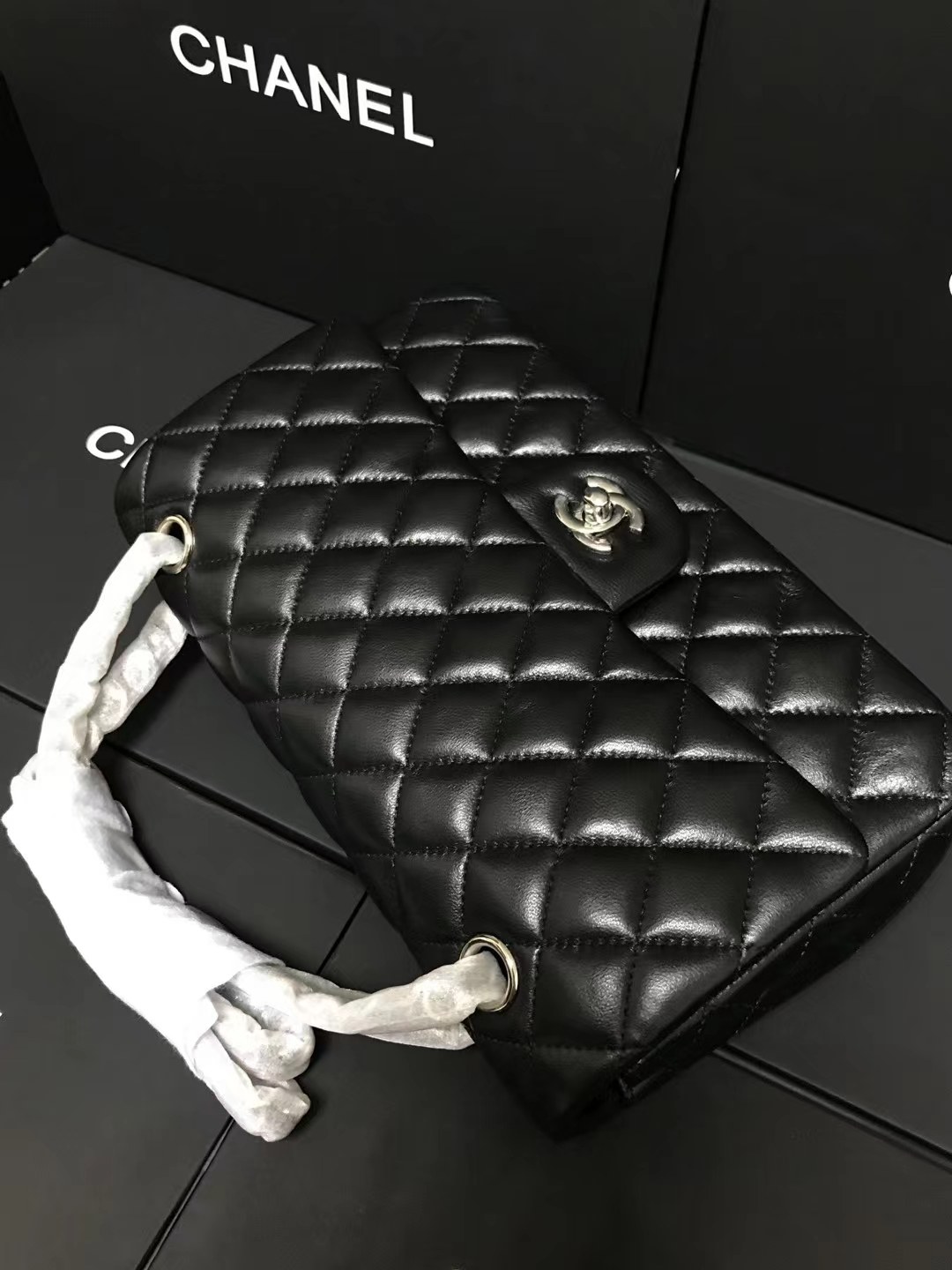 Chanel 升级版CF型号:AS1112简介: 质量 之作 华丽与气质的前沿 是你意想不到的尊贵