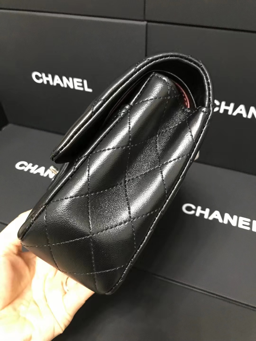 Chanel 升级版CF型号:AS1112简介: 质量 之作 华丽与气质的前沿 是你意想不到的尊贵