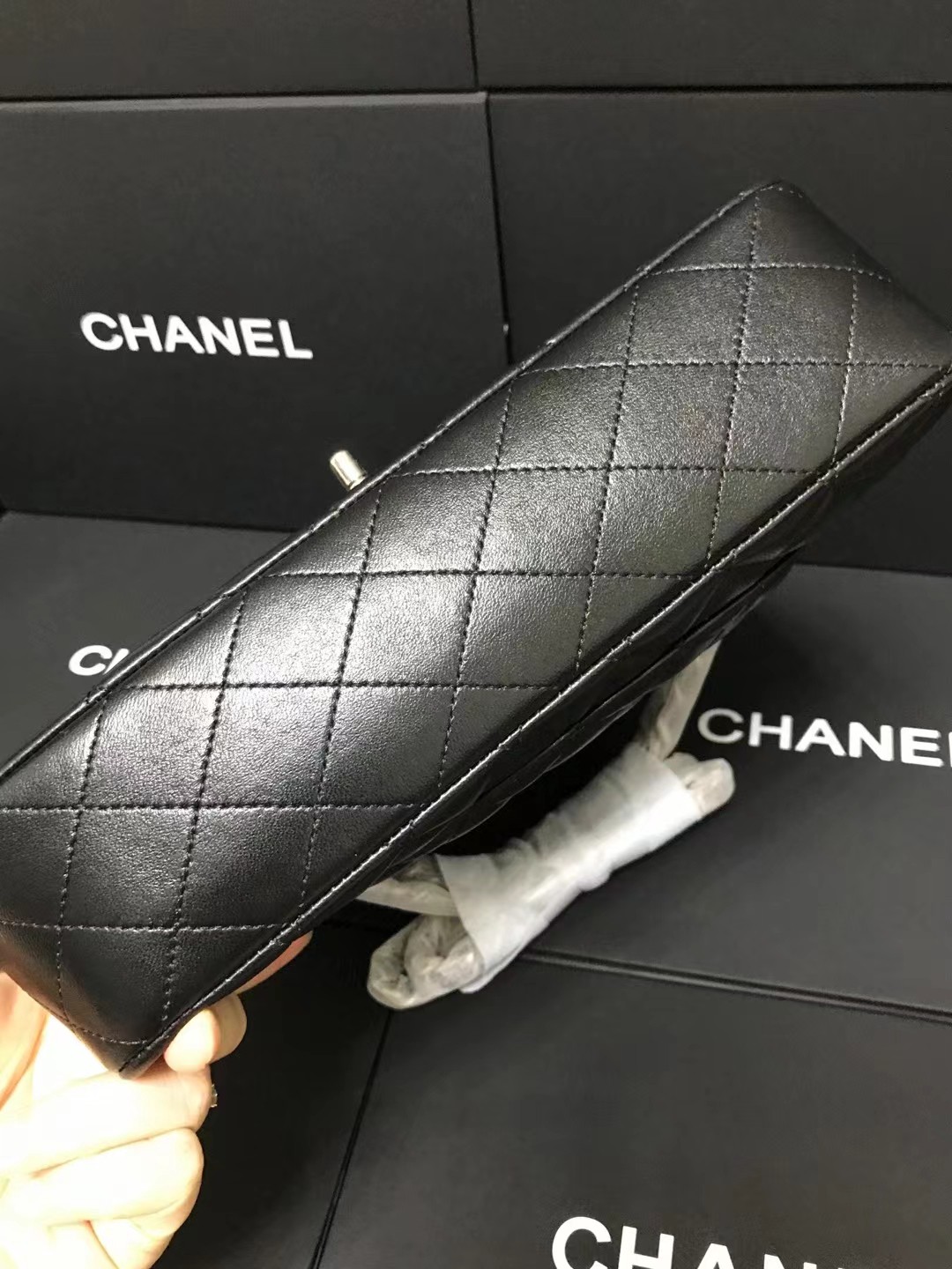 Chanel 升级版CF型号:AS1112简介: 质量 之作 华丽与气质的前沿 是你意想不到的尊贵