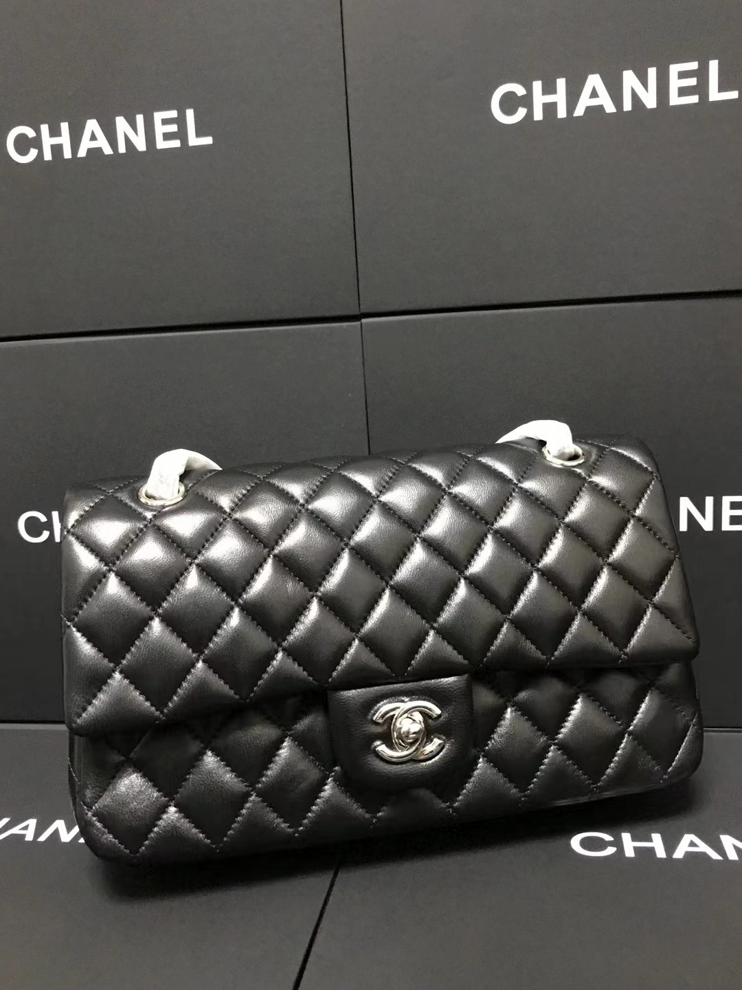 Chanel 升级版CF型号:AS1112简介: 质量 之作 华丽与气质的前沿 是你意想不到的尊贵