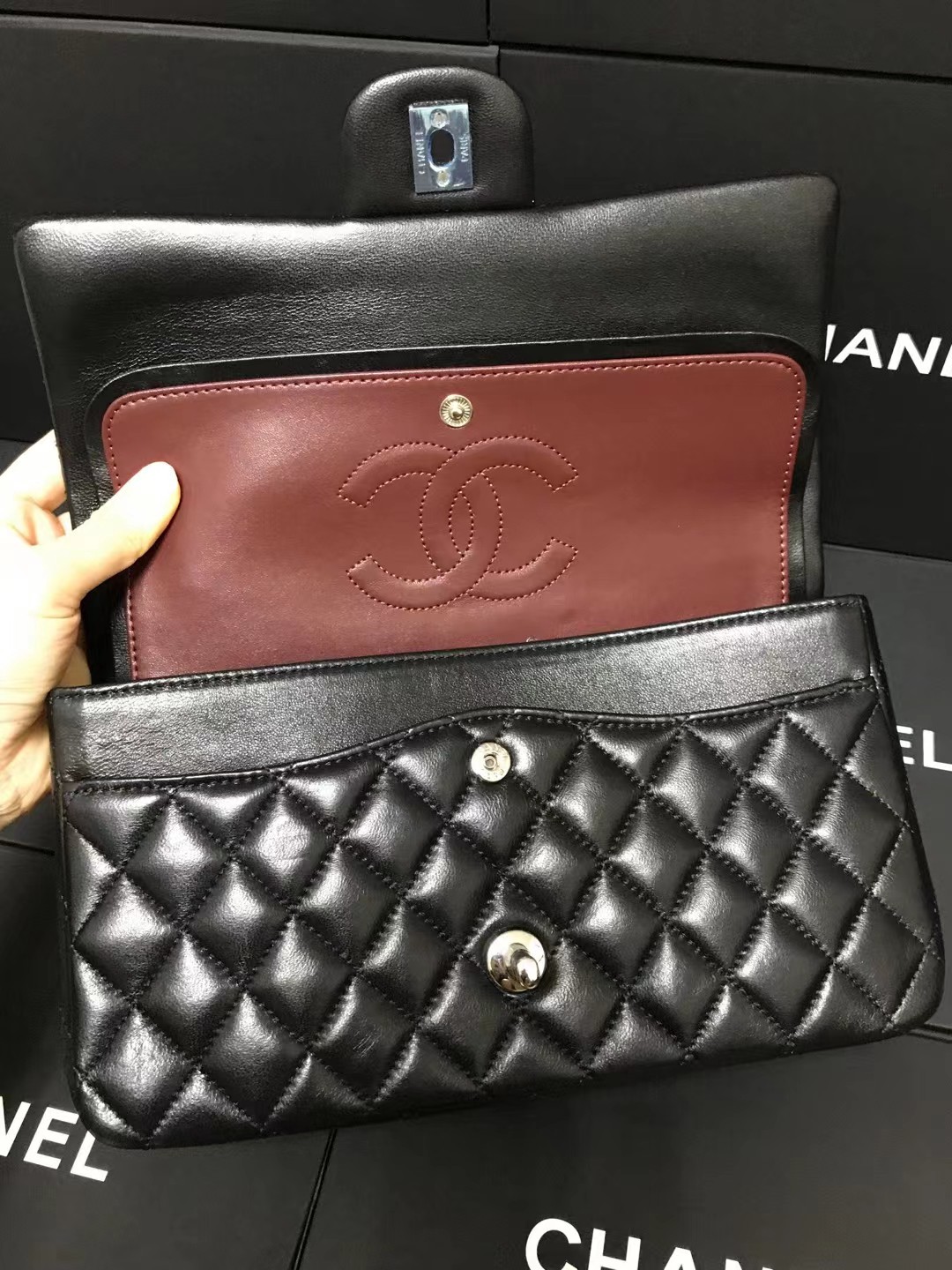 Chanel 升级版CF型号:AS1112简介: 质量 之作 华丽与气质的前沿 是你意想不到的尊贵