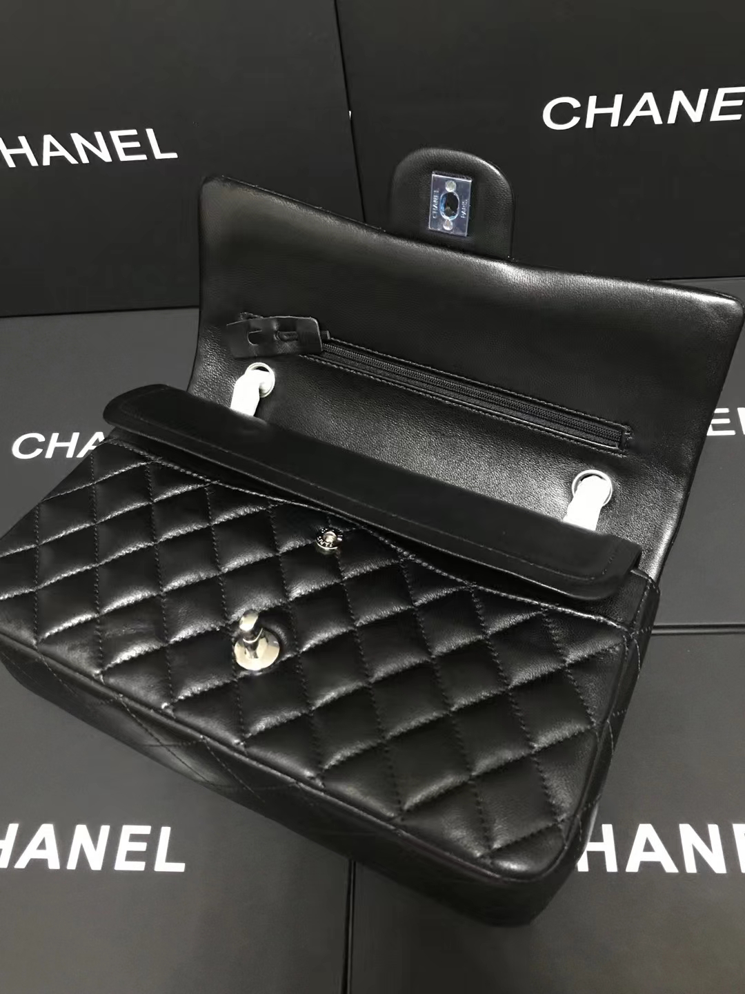 Chanel 升级版CF型号:AS1112简介: 质量 之作 华丽与气质的前沿 是你意想不到的尊贵