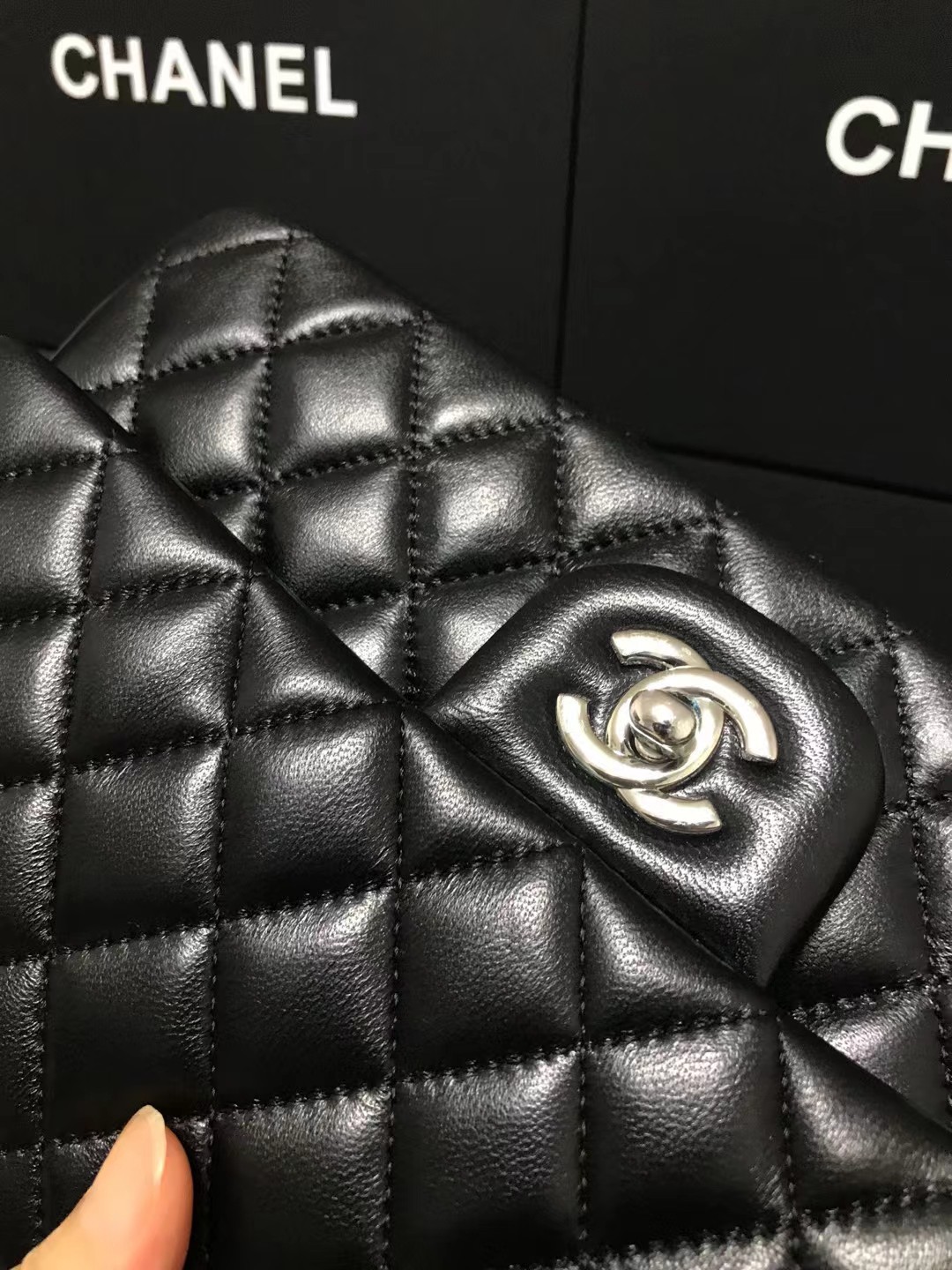 Chanel 升级版CF型号:AS1112简介: 质量 之作 华丽与气质的前沿 是你意想不到的尊贵
