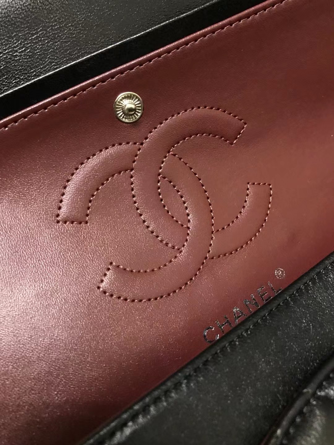 Chanel 升级版CF型号:AS1112简介: 质量 之作 华丽与气质的前沿 是你意想不到的尊贵