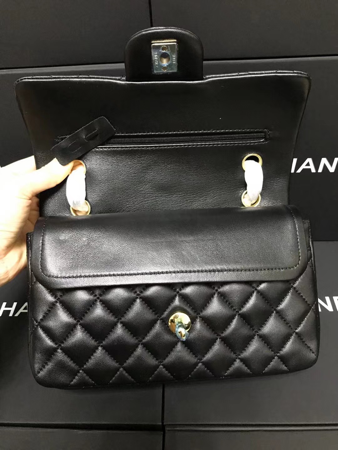 Chanel 升级版CF型号:AS1112简介: 质量 之作 华丽与气质的前沿 是你意想不到的尊贵