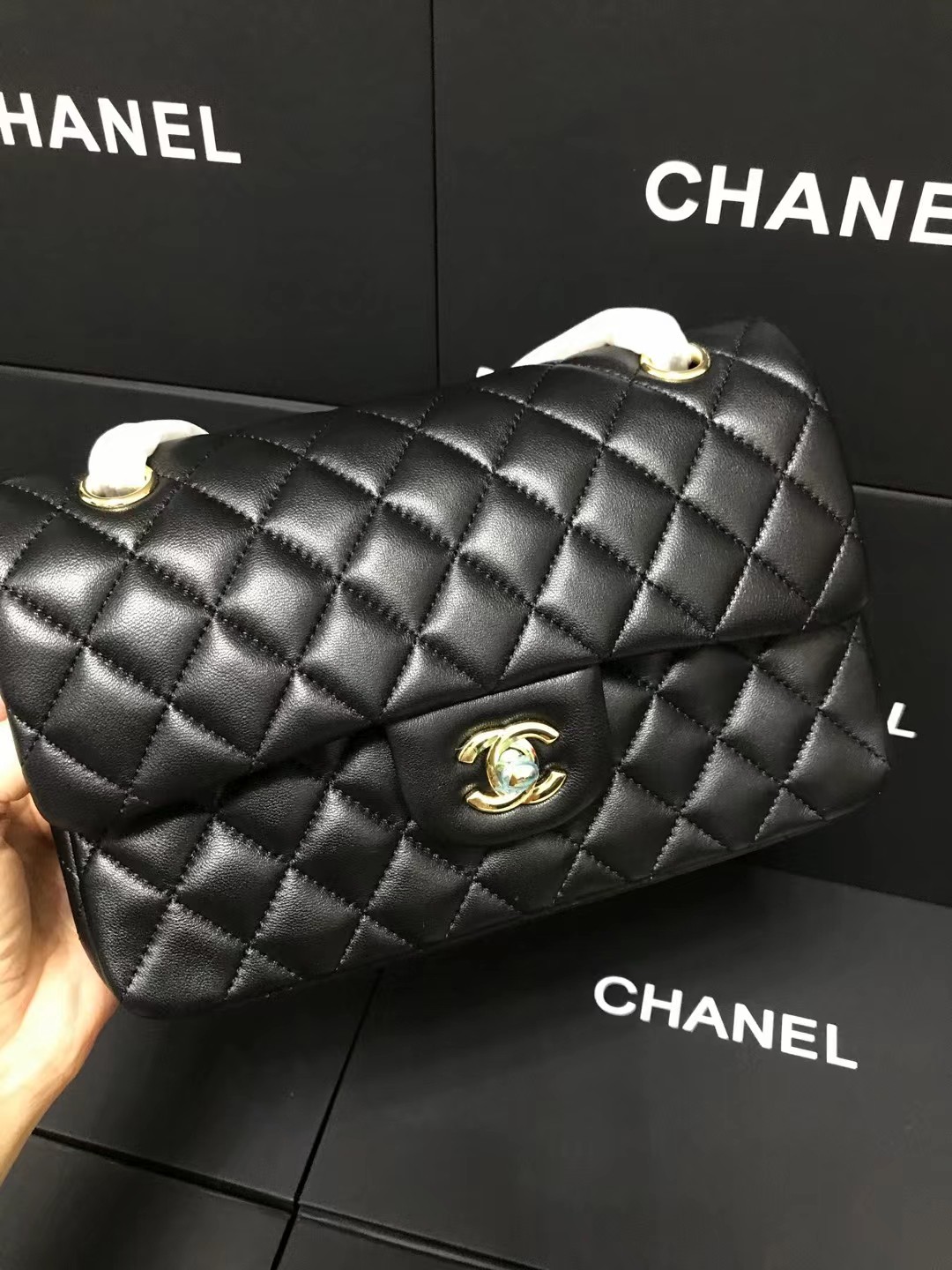 Chanel 升级版CF型号:AS1112简介: 质量 之作 华丽与气质的前沿 是你意想不到的尊贵