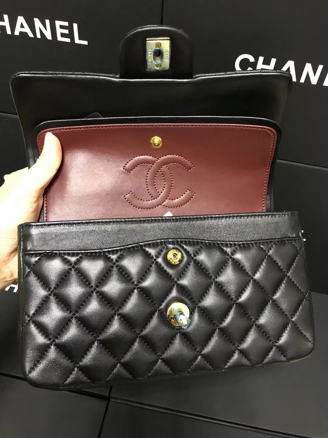 Chanel 升级版CF型号:AS1112简介: 质量 之作 华丽与气质的前沿 是你意想不到的尊贵