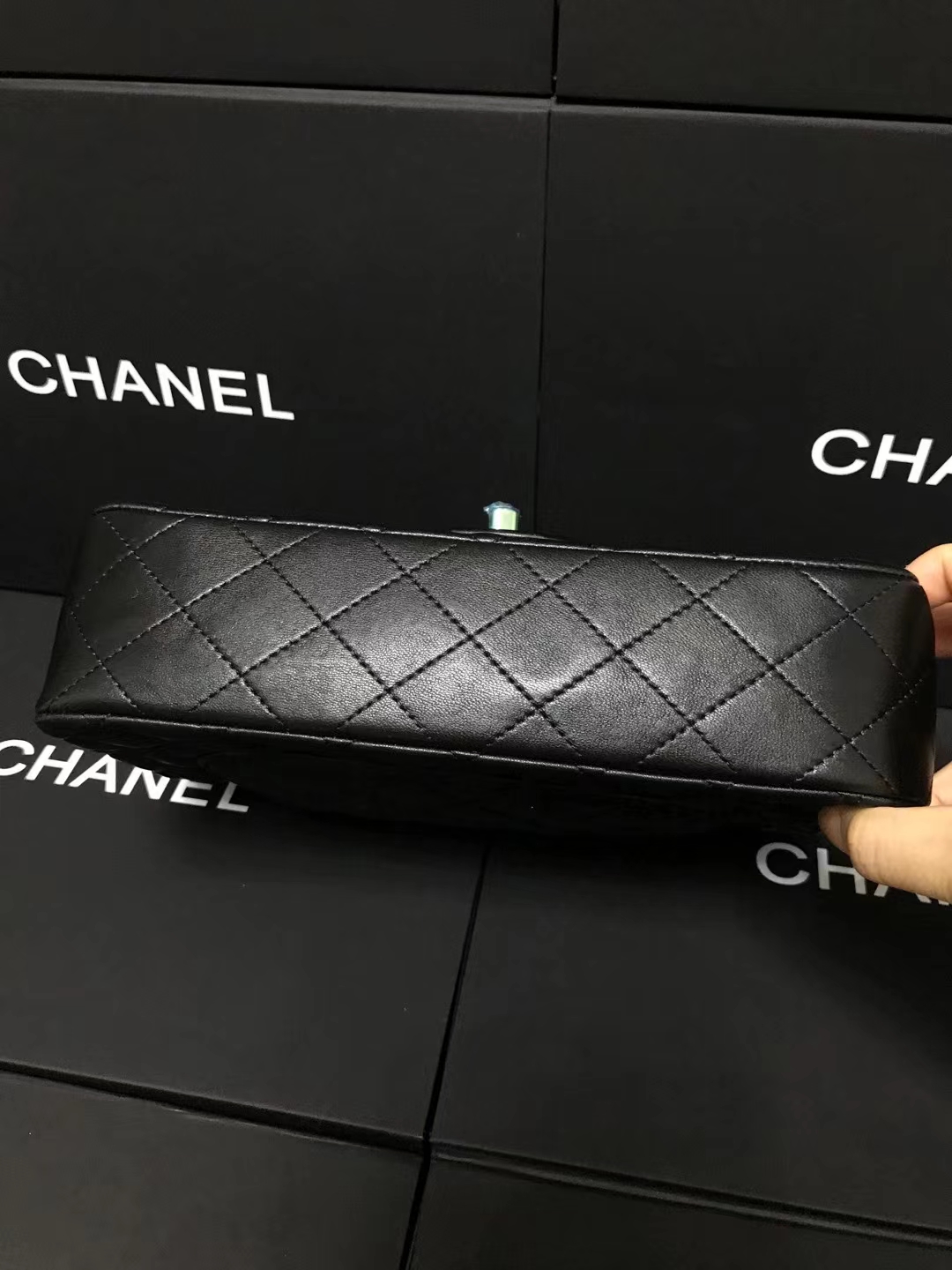 Chanel 升级版CF型号:AS1112简介: 质量 之作 华丽与气质的前沿 是你意想不到的尊贵