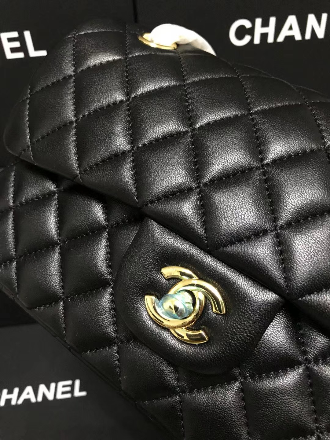 Chanel 升级版CF型号:AS1112简介: 质量 之作 华丽与气质的前沿 是你意想不到的尊贵