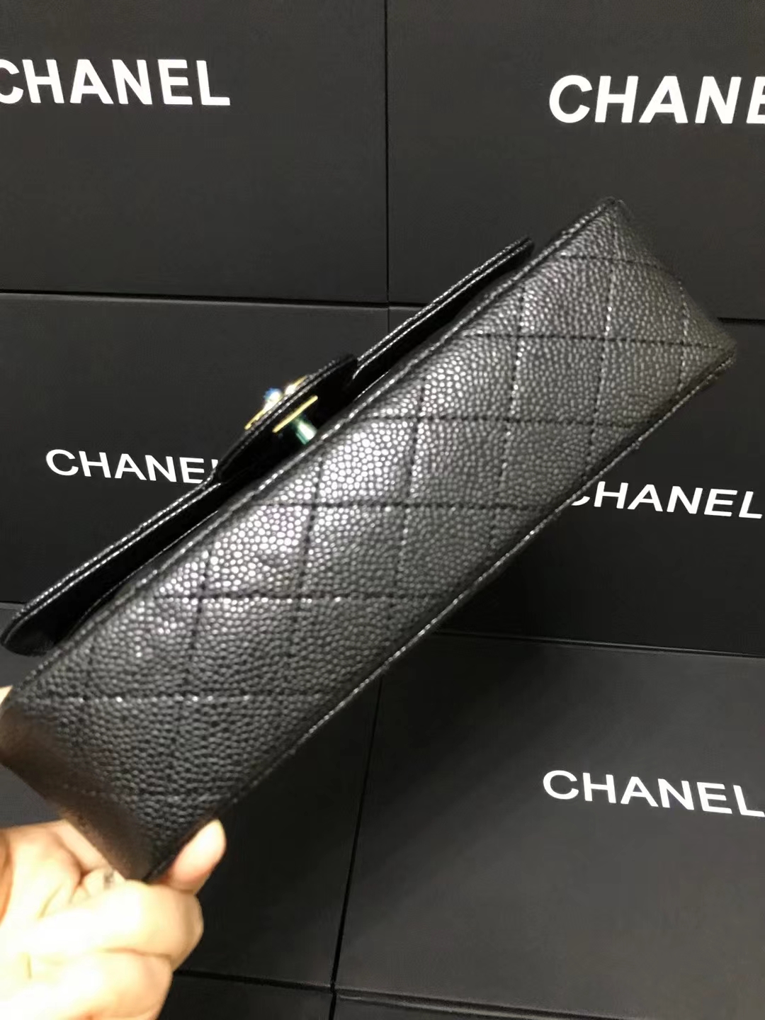 Chanel 升级版CF型号:AS1111简介: 质量 之作 华丽与气质的前沿 是你意想不到的尊贵