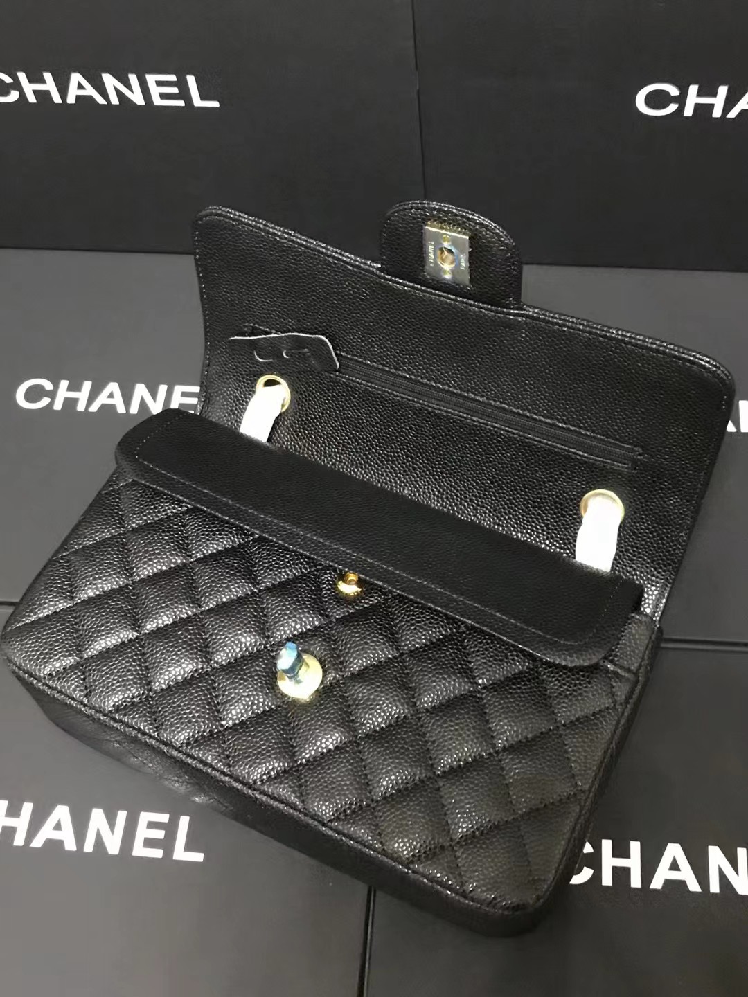 Chanel 升级版CF型号:AS1111简介: 质量 之作 华丽与气质的前沿 是你意想不到的尊贵