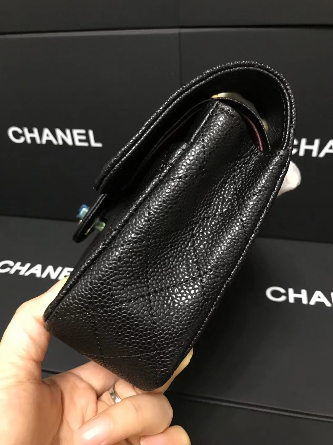 Chanel 升级版CF型号:AS1111简介: 质量 之作 华丽与气质的前沿 是你意想不到的尊贵