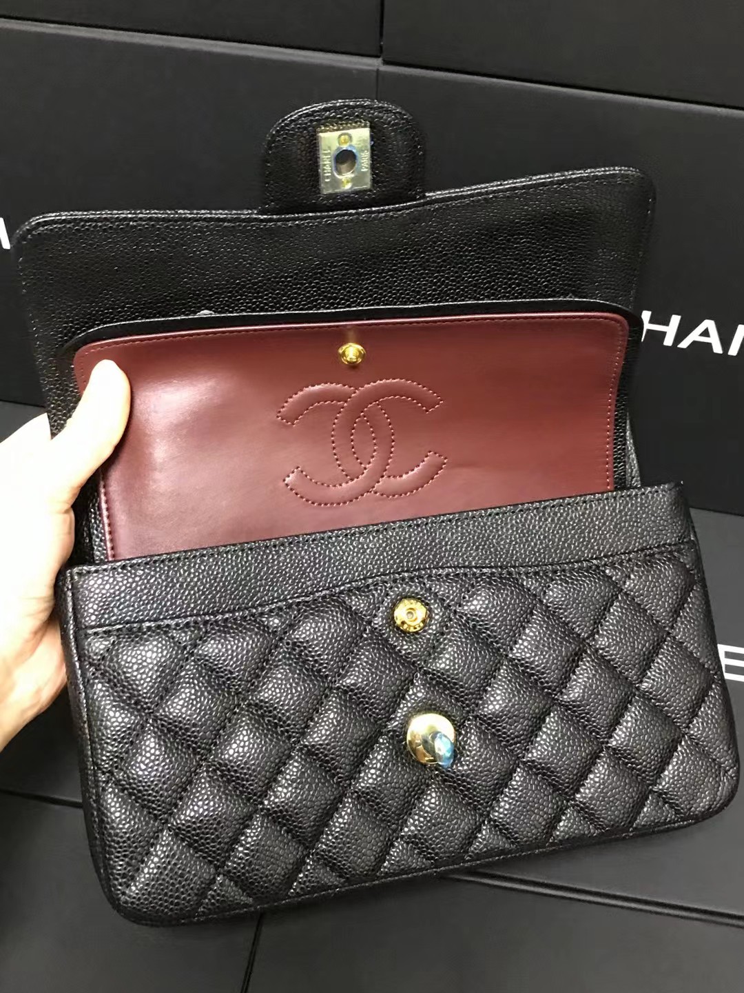 Chanel 升级版CF型号:AS1111简介: 质量 之作 华丽与气质的前沿 是你意想不到的尊贵