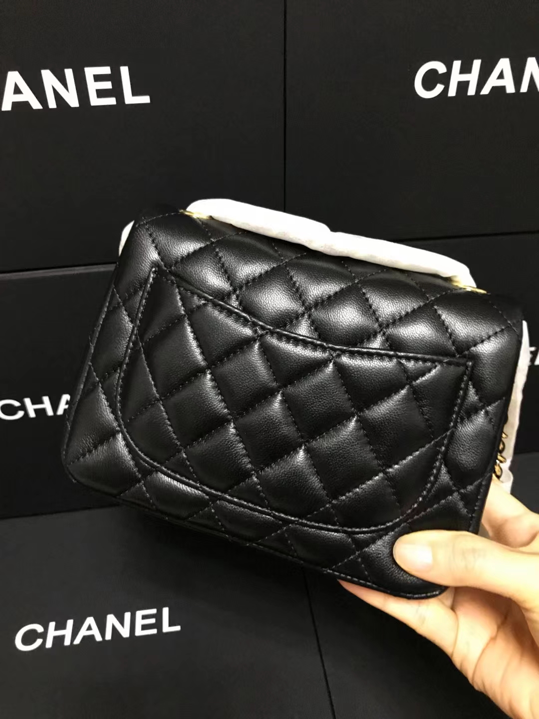 Chanel 升级版cf方胖子型号:AS1115简介: 质量 之作 华丽与气质的前沿 是你意想不到的尊贵