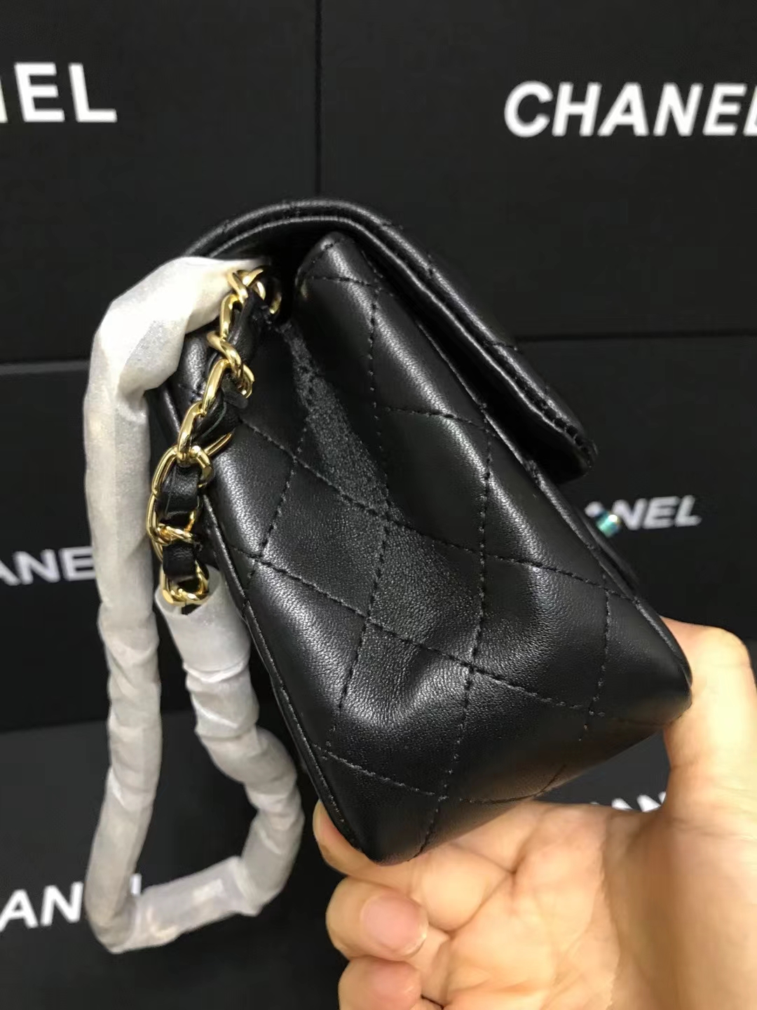 Chanel 升级版cf方胖子型号:AS1115简介: 质量 之作 华丽与气质的前沿 是你意想不到的尊贵