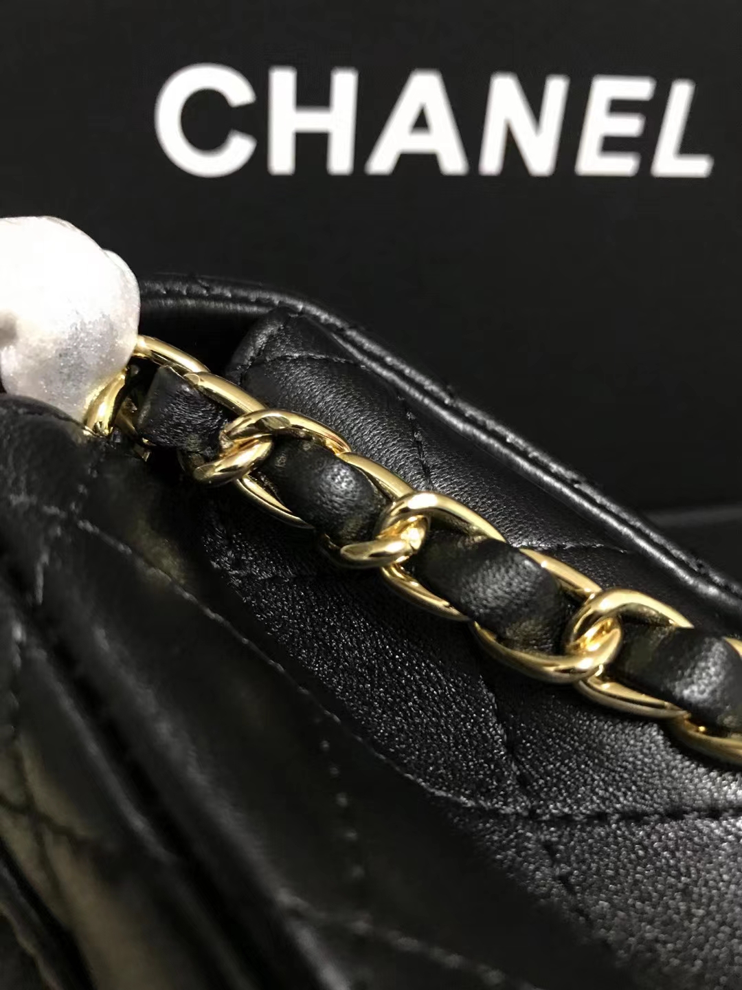 Chanel 升级版cf方胖子型号:AS1115简介: 质量 之作 华丽与气质的前沿 是你意想不到的尊贵