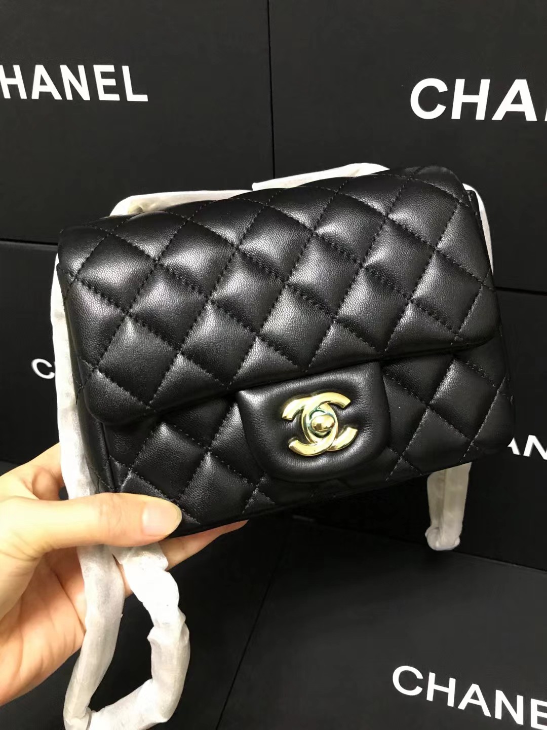 Chanel 升级版cf方胖子型号:AS1115简介: 质量 之作 华丽与气质的前沿 是你意想不到的尊贵
